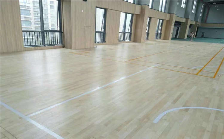 柞木籃球場(chǎng)地木地板價(jià)格是多少錢(qián)？