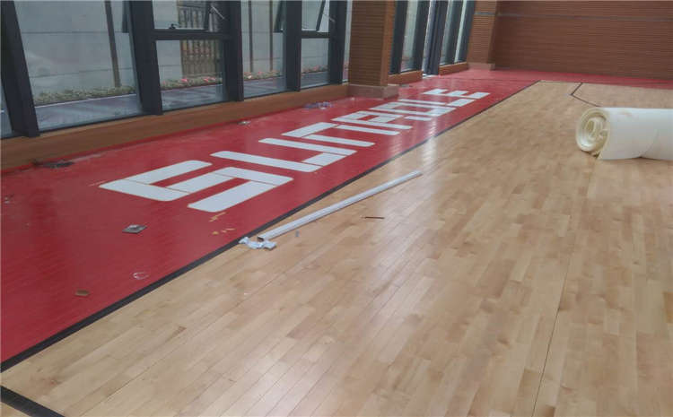 橡膠木乒乓球館木地板價(jià)格是多少錢(qián)？
