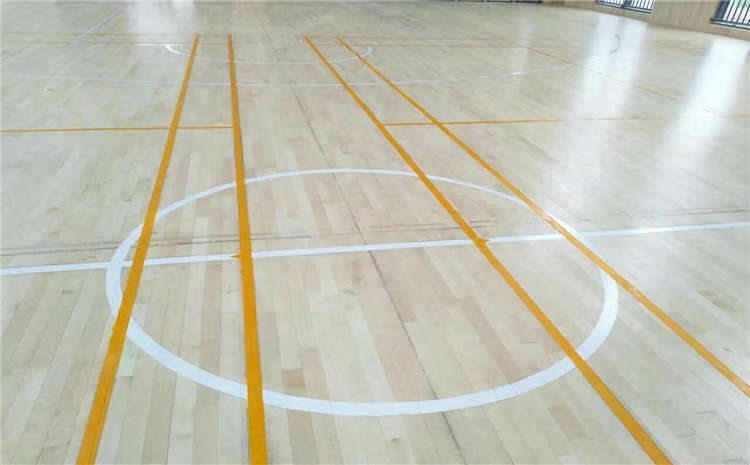 五角楓羽毛球館木地板多少錢(qián)一平米？