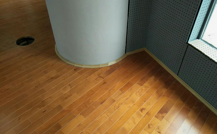 楓樺木體育館實(shí)木地板多少錢(qián)一平米？